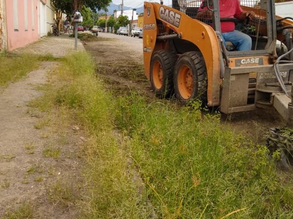 A Secretaria de Obras e Serviços Públicos de Cruzeiro realiza serviços diários de limpeza no município