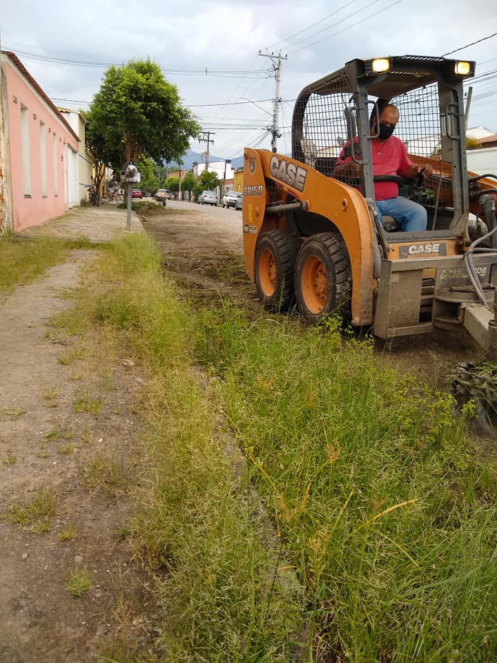 A Secretaria de Obras e Serviços Públicos de Cruzeiro realiza serviços diários de limpeza no município
