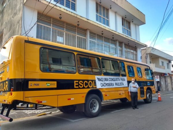 Cachoeira Paulista recebe novo ônibus escolar