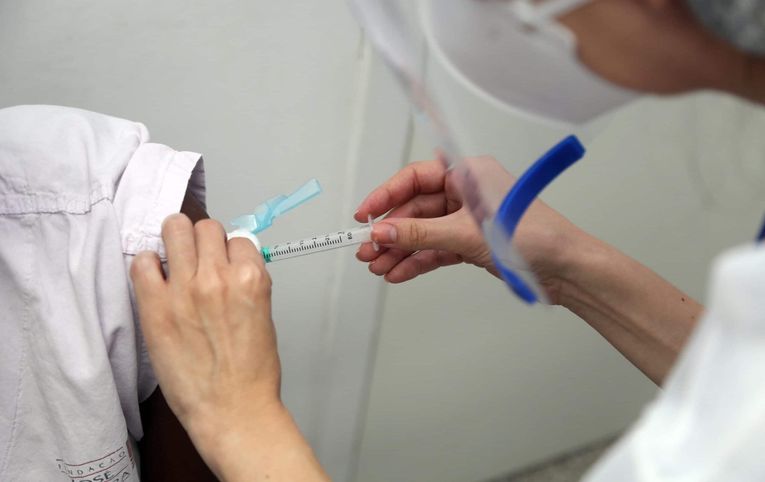 Congresso Nacional caminha para conceder que empresários furem fila da vacinação contra a Covid-19