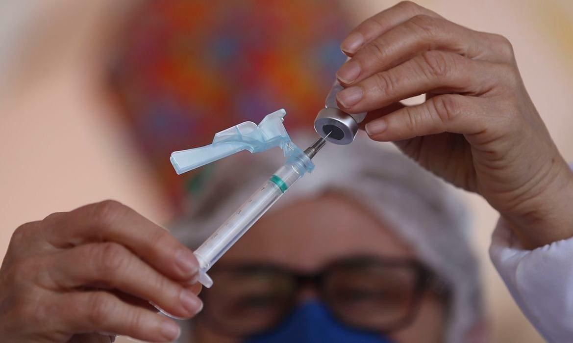 Jovens de 18 anos são vacinados em Aparecida