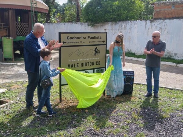 Placa que oficializa Cachoeira como parte do Circuito Cicloturístico do Vale Histórico é inaugurada