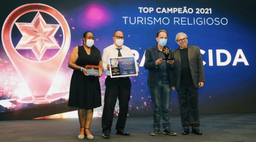 Aparecida recebe troféu do Prêmio Top Destinos Turísticos 2021