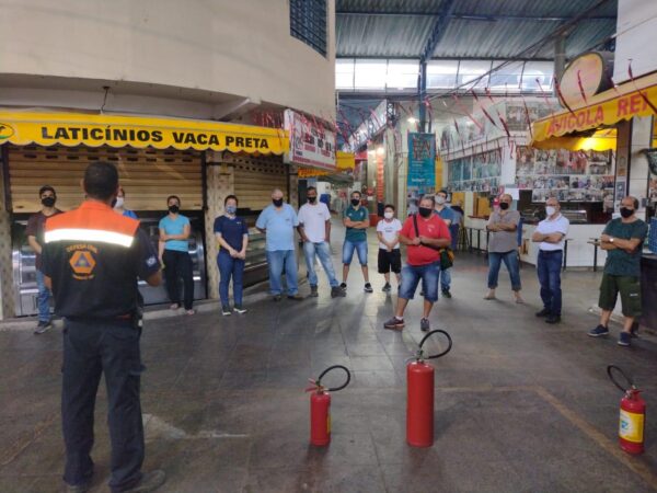 Comerciantes do Mercado Municipal são treinados pela Defesa Civil em Taubaté