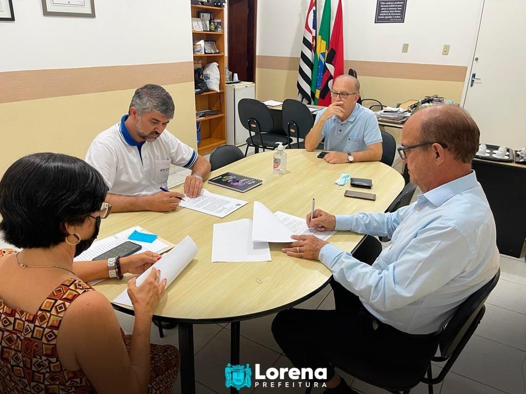 Lorena assina contrato com a empresa RT Energia