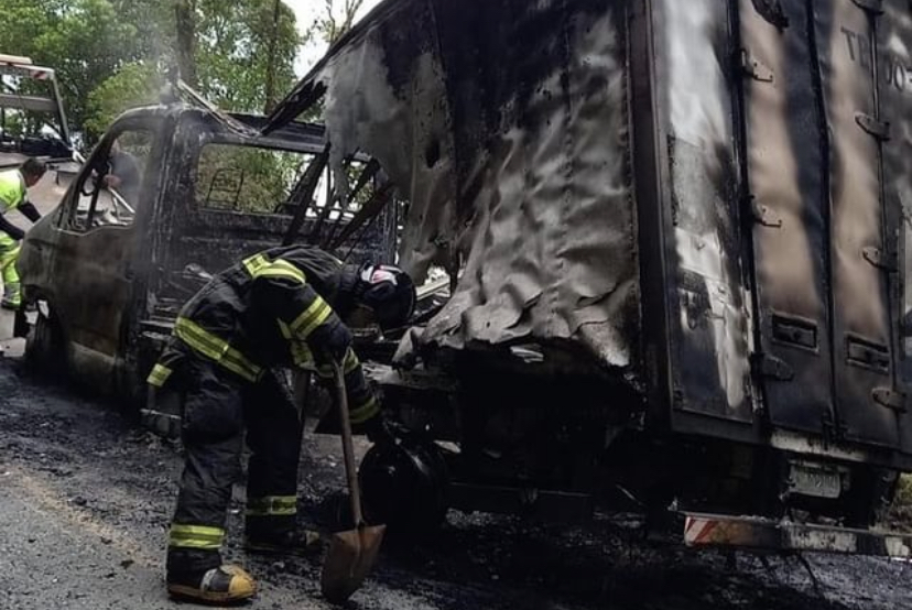 Caminhão da Bauduco pega fogo na serra da Oswaldo Cruz em Ubatuba
