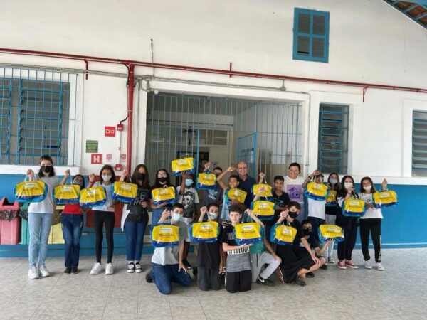 Secretaria de Educação entrega kits de material escolar em uma escola municipal