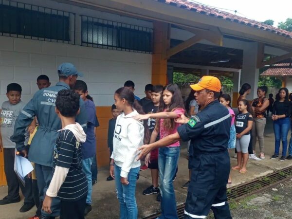 Defesa Civil de Canas colabora com o projeto Bombeiro Mirim de Lavrinhas