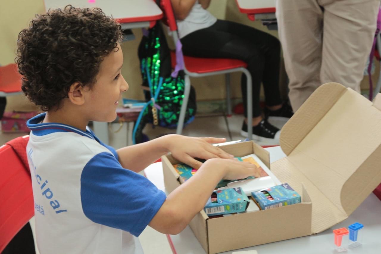 Alunos da rede municipal de Guará recebem kits escolares