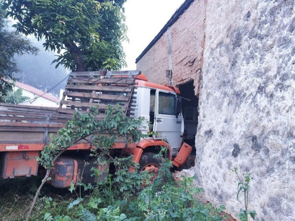 Motorista morre em acidente entre caminhões na Dutra