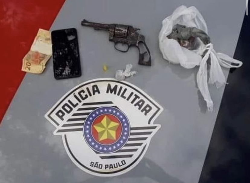 Em Cruzeiro, PM localiza adolescentes portando arma e drogas