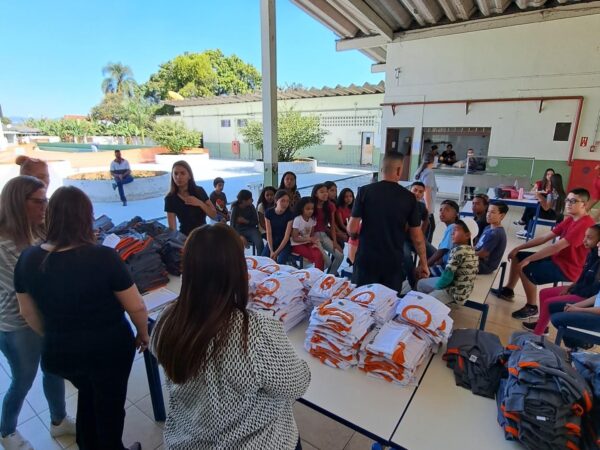 Canas entrega novos uniformes à Rede Municipal