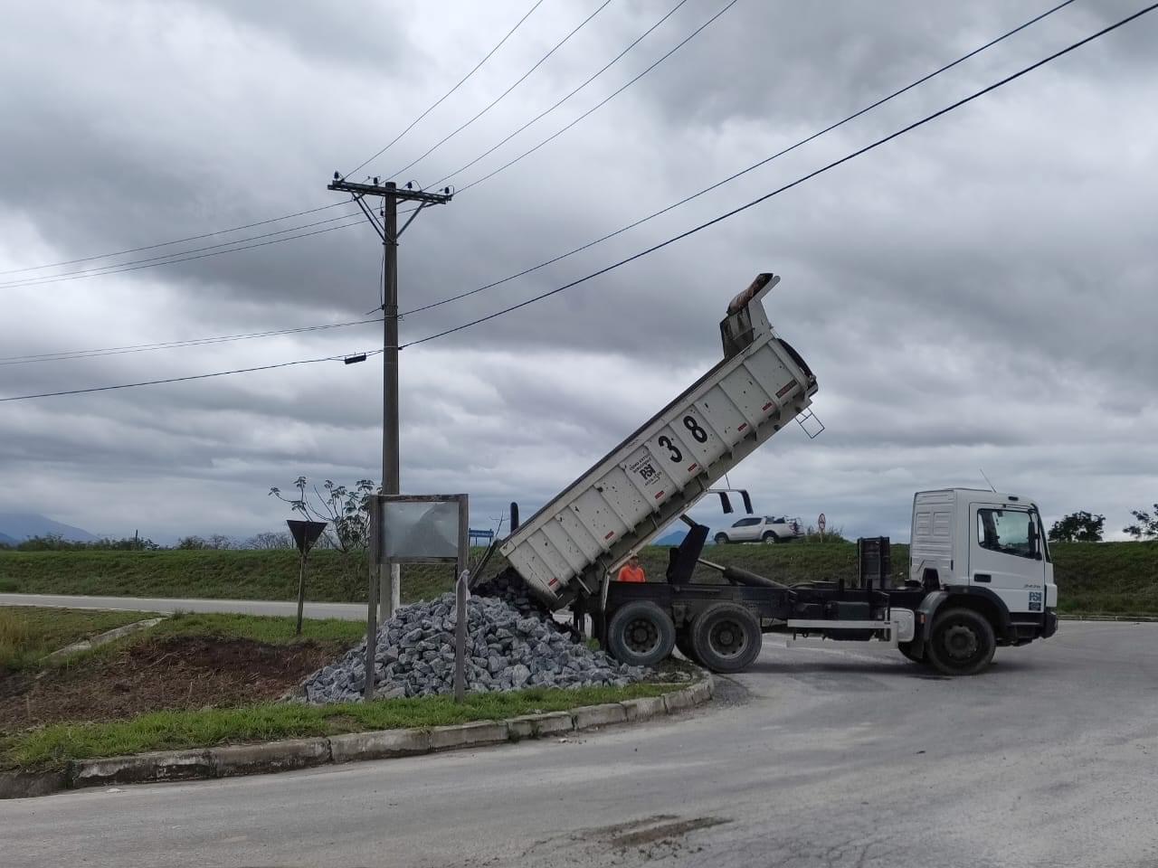 Em Taubaté, os trabalhos na Estrada do Pinheirinho não param