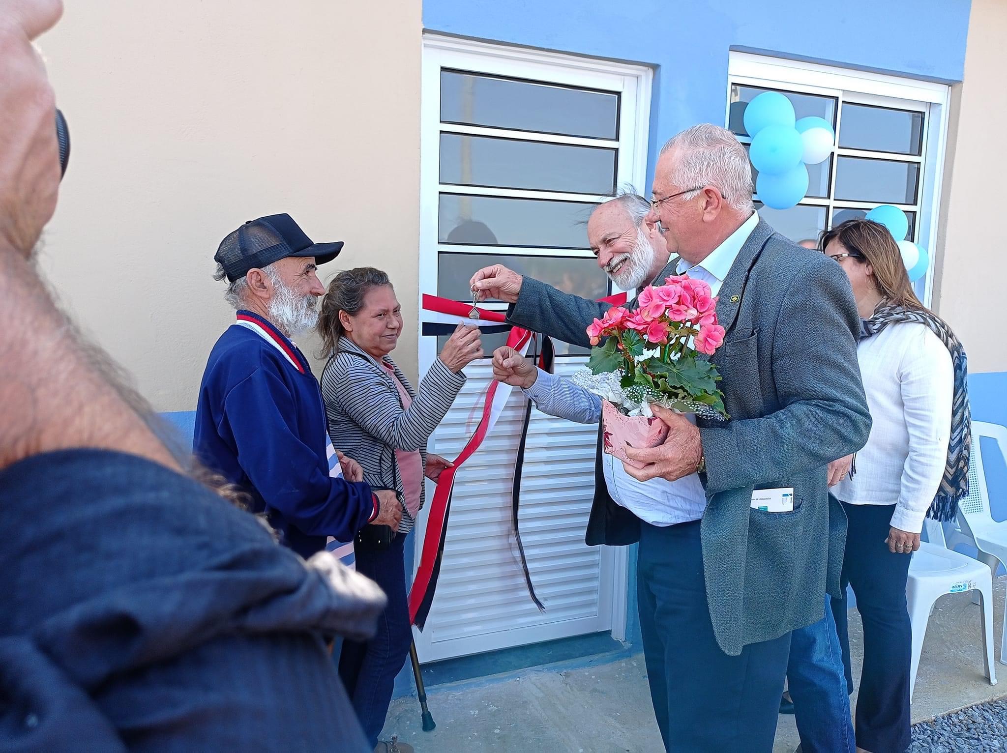 Mineiro entrega mais de 10 casas da CDHU