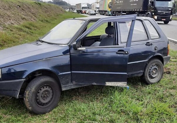 Em São José, dupla é presa após perseguição na Dutra