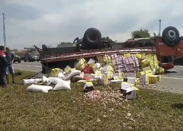 Em Pinda, caminhão com alimentos tomba na Rodovia Dutra