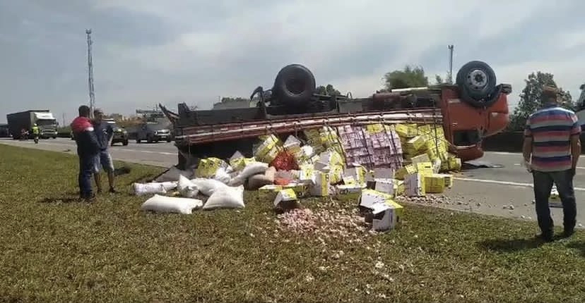 Em Pinda, caminhão com alimentos tomba na Rodovia Dutra
