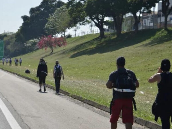 Carro atropela romeiro na Via Dutra