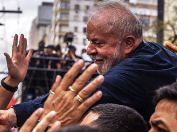 Lula vence 2º turno e é eleito o Presidente do Brasil