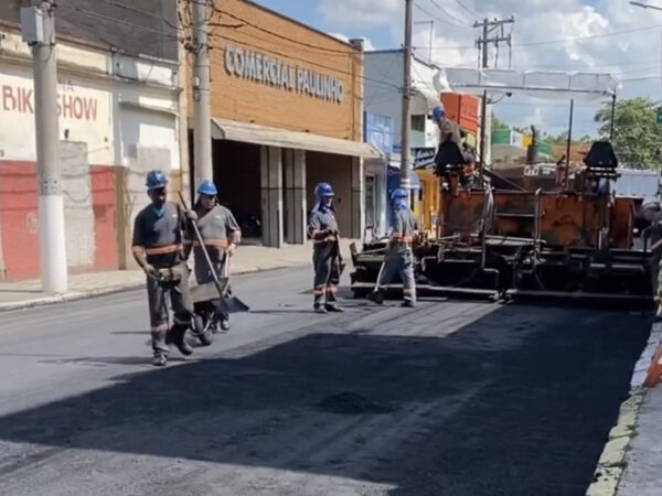 Trabalho de recapeamento continua nas ruas centrais de Cruzeiro