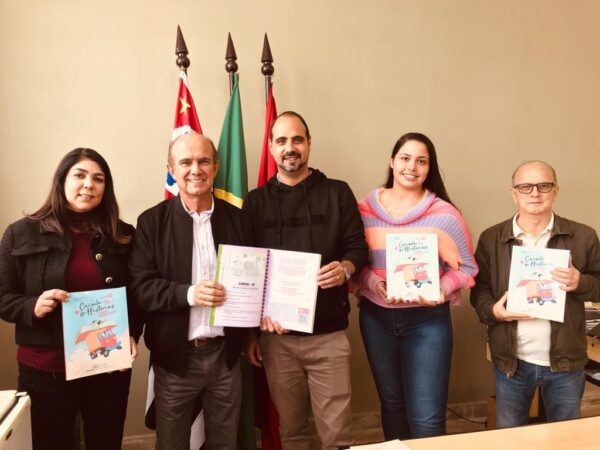 Lorena recebe doação de 100 kits de livros da CCR