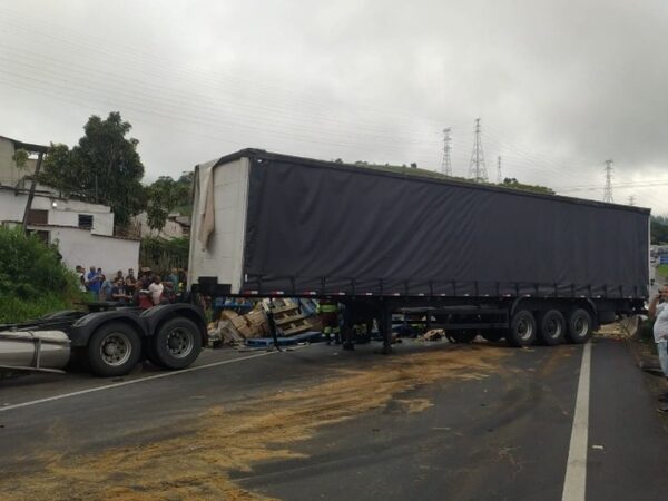 Caminhão tomba e causa congestionamento na Dutra