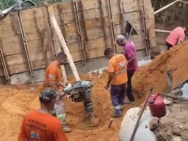 Prefeitura informa munícipes sobre o andamento da obra da ponte da Rua Padre João Renaudin