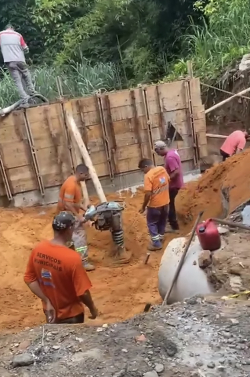 Prefeitura informa munícipes sobre o andamento da obra da ponte da Rua Padre João Renaudin