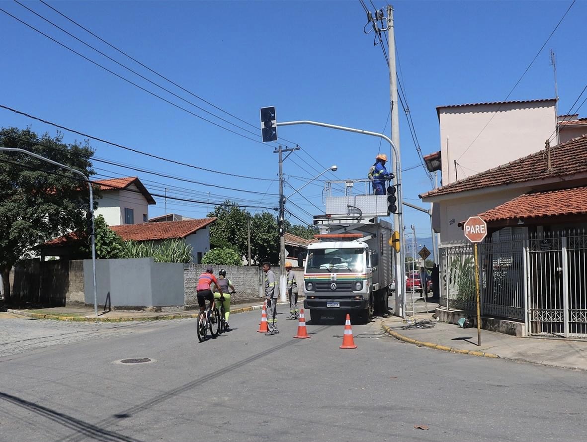 Prefeitura de Cachoeira instala semáforos na Avenida Orris Benedito Barbosa