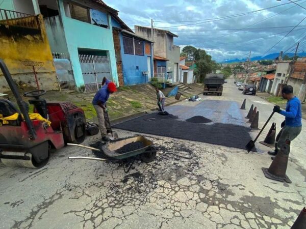 A Secretaria Municipal de Obras e Serviços Públicos de Cruzeiro iniciou a Operação de Tapa Buracos na cidade