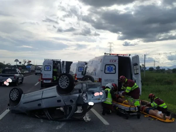 Cinco pessoas ficam feridas após carro capotar na Dutra em Roseira
