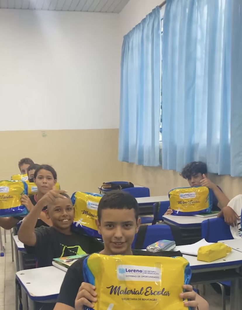 Lorena está distribuindo os materiais escolares aos alunos da rede municipal