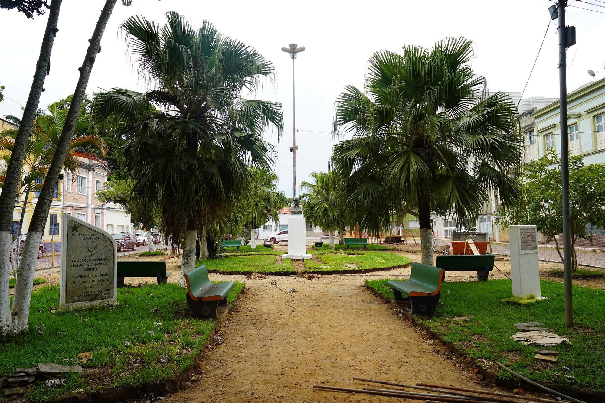 Lorena trabalha na reforma da Praça do Rosário