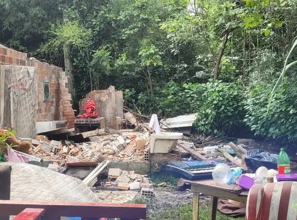 Prefeitura de São José demole casas do Parque do Banhado