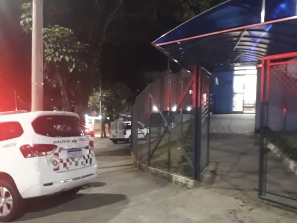 Aluno é baleado durante assalto em frente à cursinho em São José dos Campos