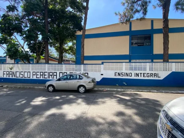 Cinco adolescentes são socorridos após aluno disparar spray de pimenta em escola de São José