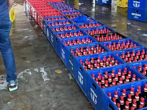 Polícia estoura galpão com 14 mil garrafas de cervejas falsificadas em São José