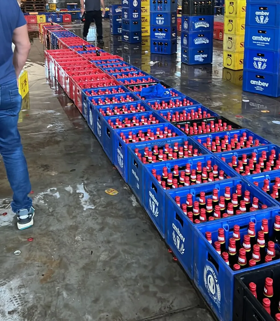 Polícia estoura galpão com 14 mil garrafas de cervejas falsificadas em São José