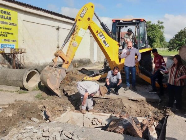 Canas trabalha na manutenção e limpeza na galeria de águas pluviais