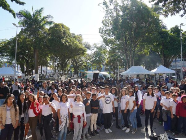 Prefeitura promove ação da campanha Maio Laranja na Praça Dr. Arnolfo de Azevedo