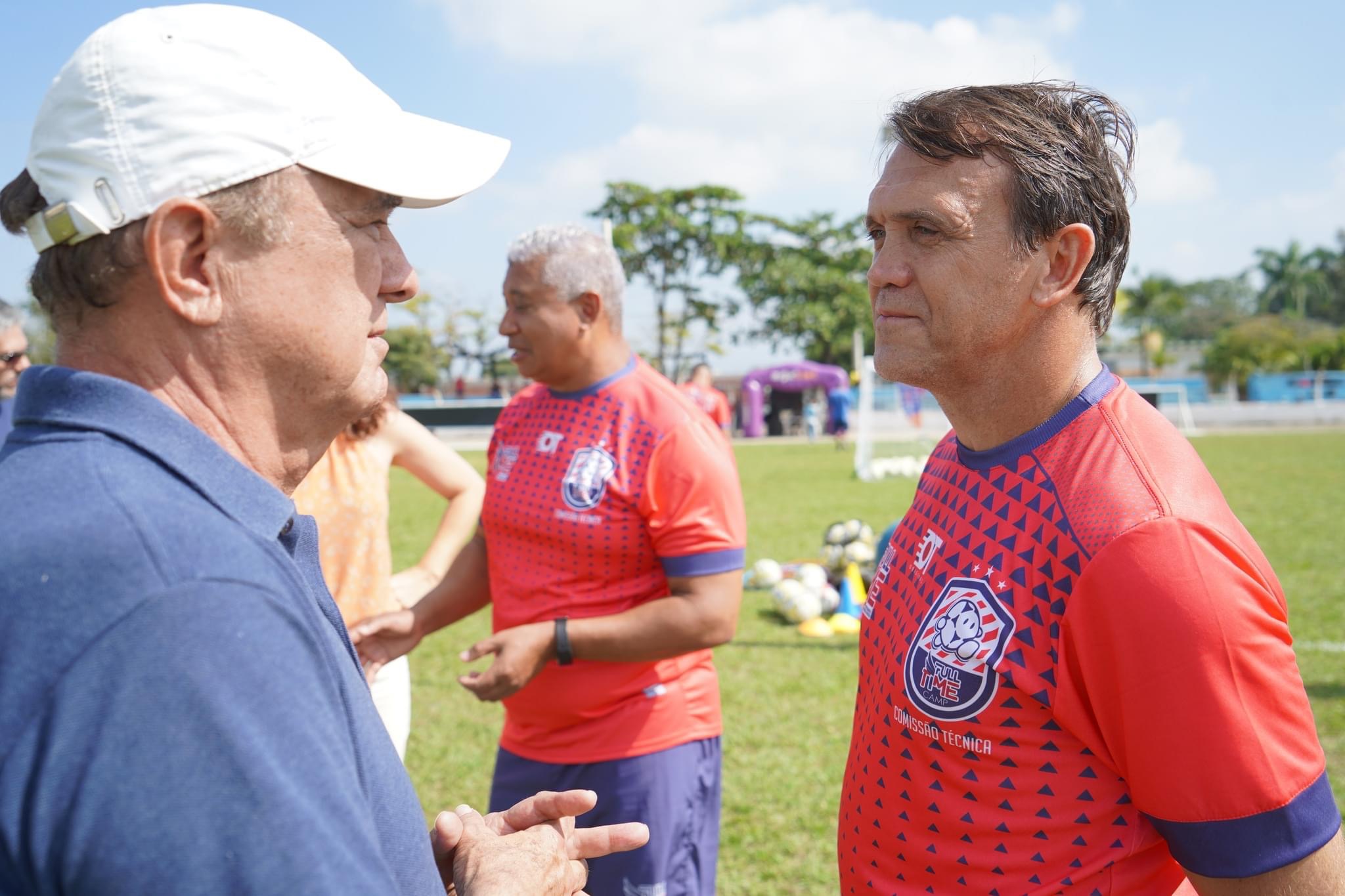 Sylvinho prestigia treinamento do Dejan Petkovic no CSU