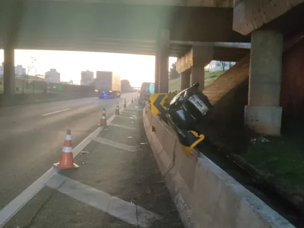 Homem de 43 anos morre ao capotar carro na Dutra em Taubaté