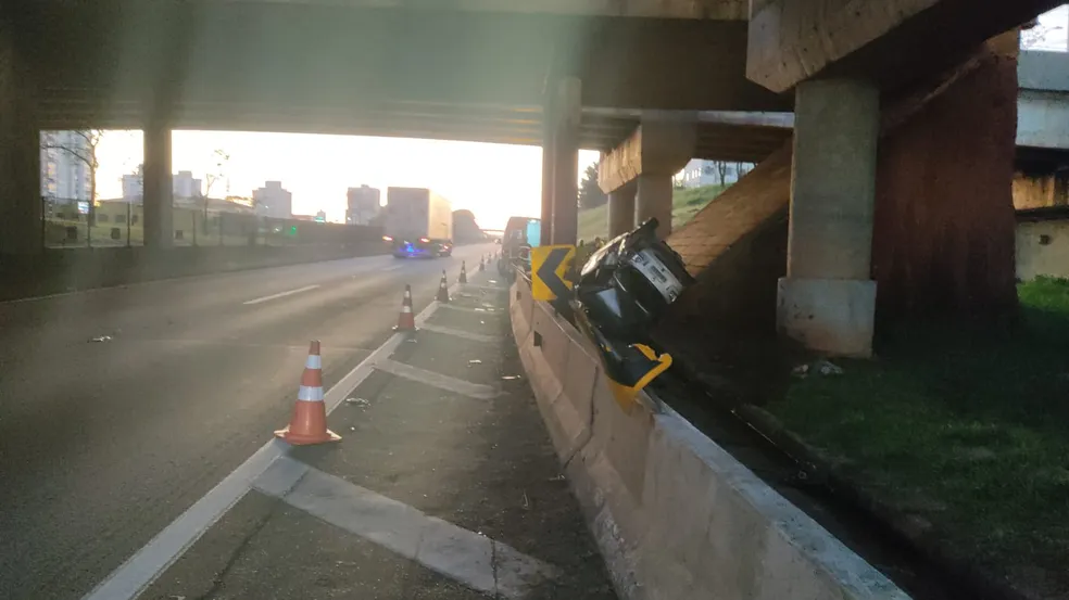 Homem de 43 anos morre ao capotar carro na Dutra em Taubaté