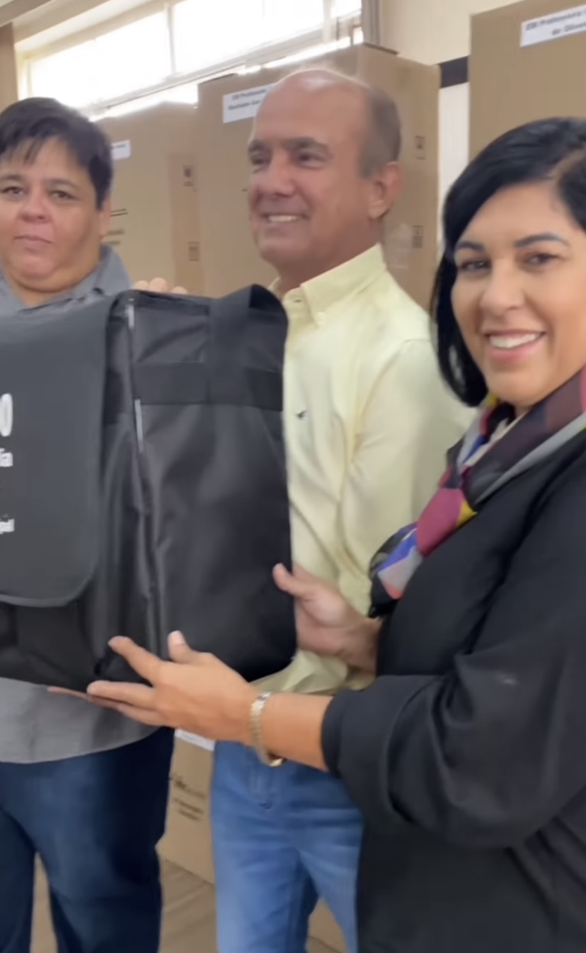 Prefeitura de Lorena entrega kits multimídia para escolas municipais