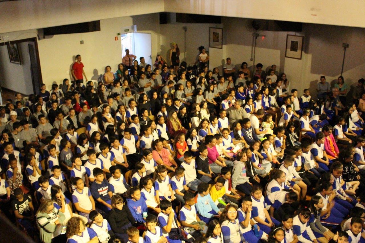 Guará promove atividade teatral aos alunos da rede pública