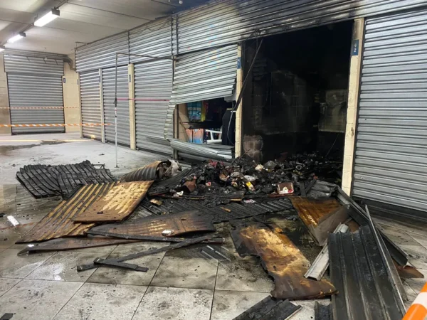 Incêndio atinge duas lojas em shopping popular de Taubaté