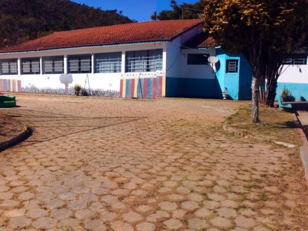 Prefeitura de Lorena realiza manutenção dos jardins das unidades escolares rurais
