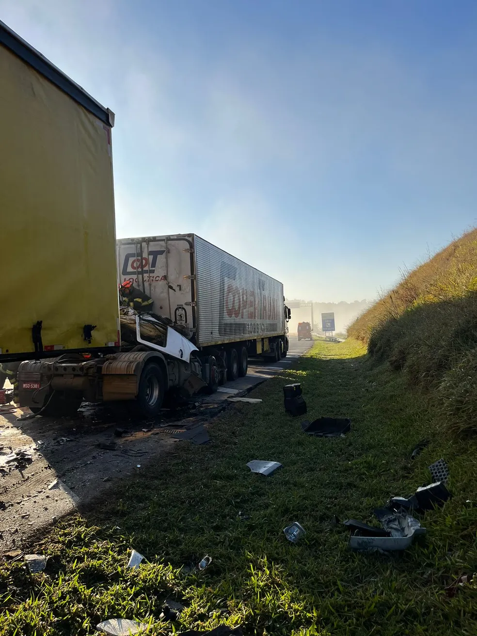 Acidente entre duas carretas provoca morte na rodovia Carvalho Pinto