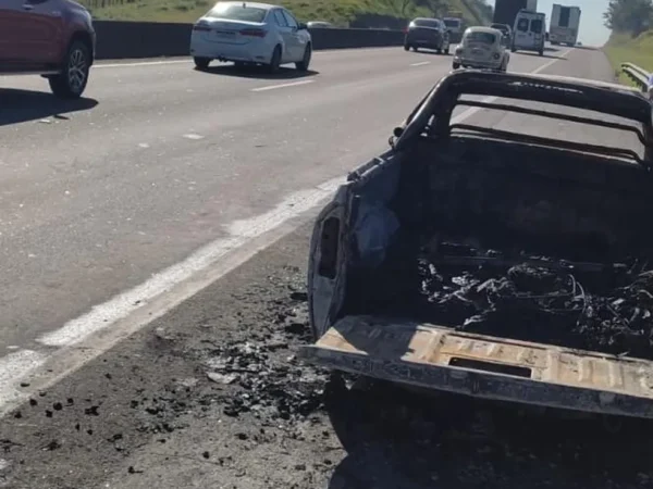 Carro pega fogo e mobiliza bombeiros na Dutra em Pinda