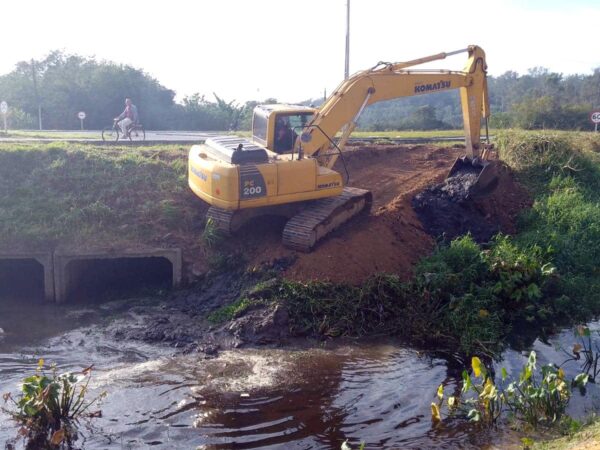 Prefeitura de Lorena continua com a limpeza e desassoreamento do Rio Mandi